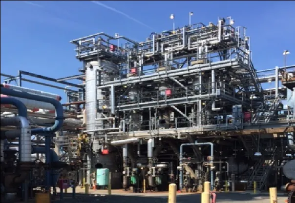 Refinery process unit with filtration vessels